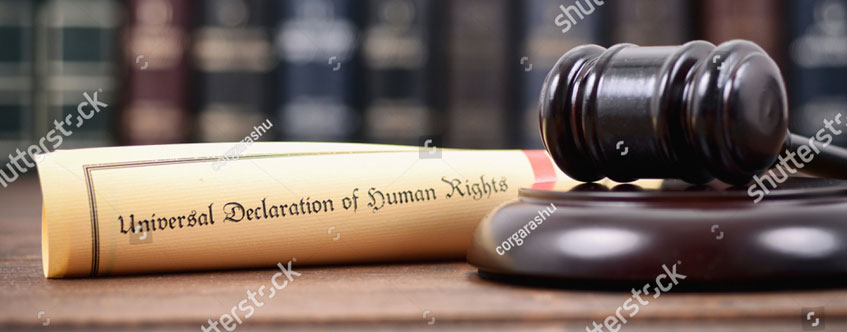 Martillo de Juez y un pergamino doblado que dice Declaración Universal de los Derechos Humanos