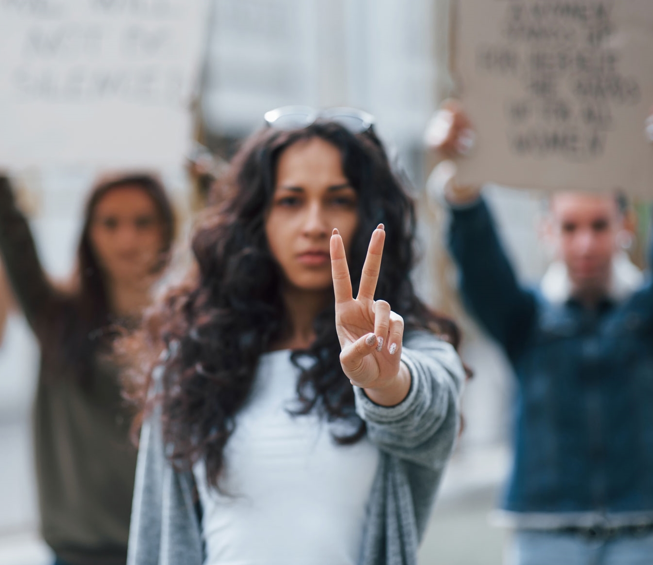 Imagen de una mujer haciendo un símbolo de paz con sus manos