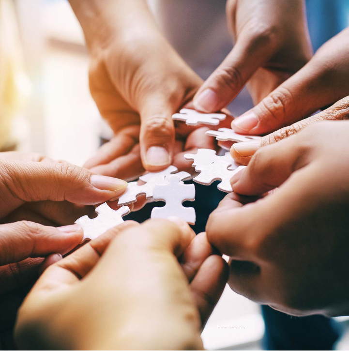 Imagen de unas manos uniendo un rompecabezas